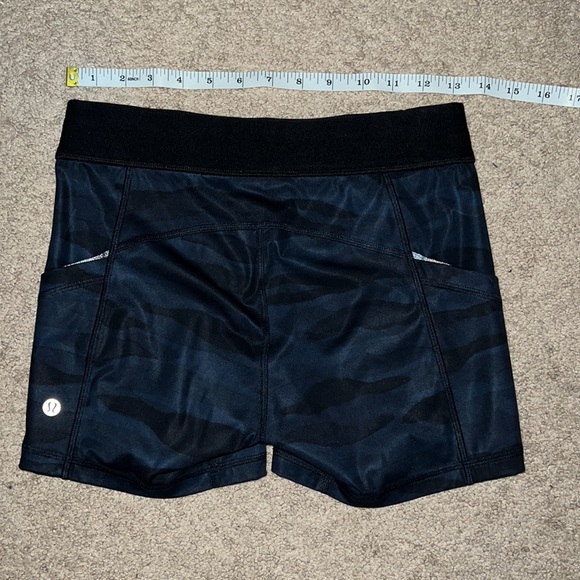 Lululemon shorts size 6 - Picture 2 of 10
